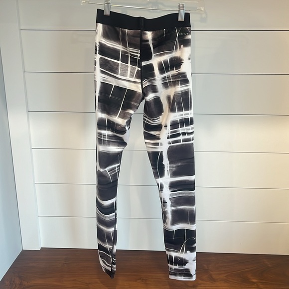 Nike Pro Dri-fit Leggings - Picture 2 of 4